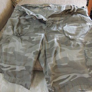 Be Bop camouflage shorts size 9